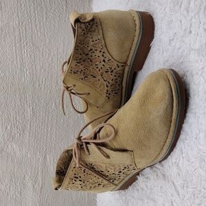 Hush Puppies Moyen Light Tan Suede Leather Upper Lace Up Low Heel Booties